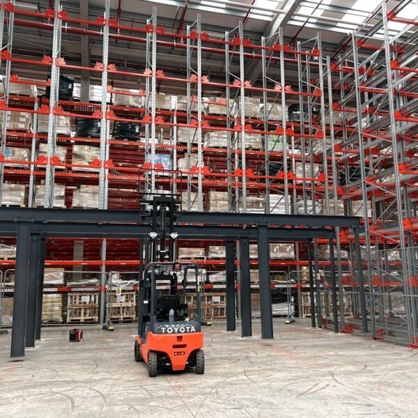 Wózek widłowy na magazynie