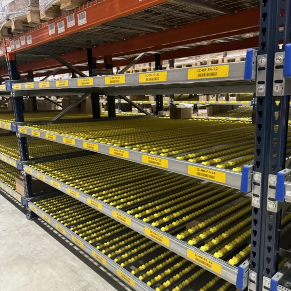 Regał przepływowy na magazynie