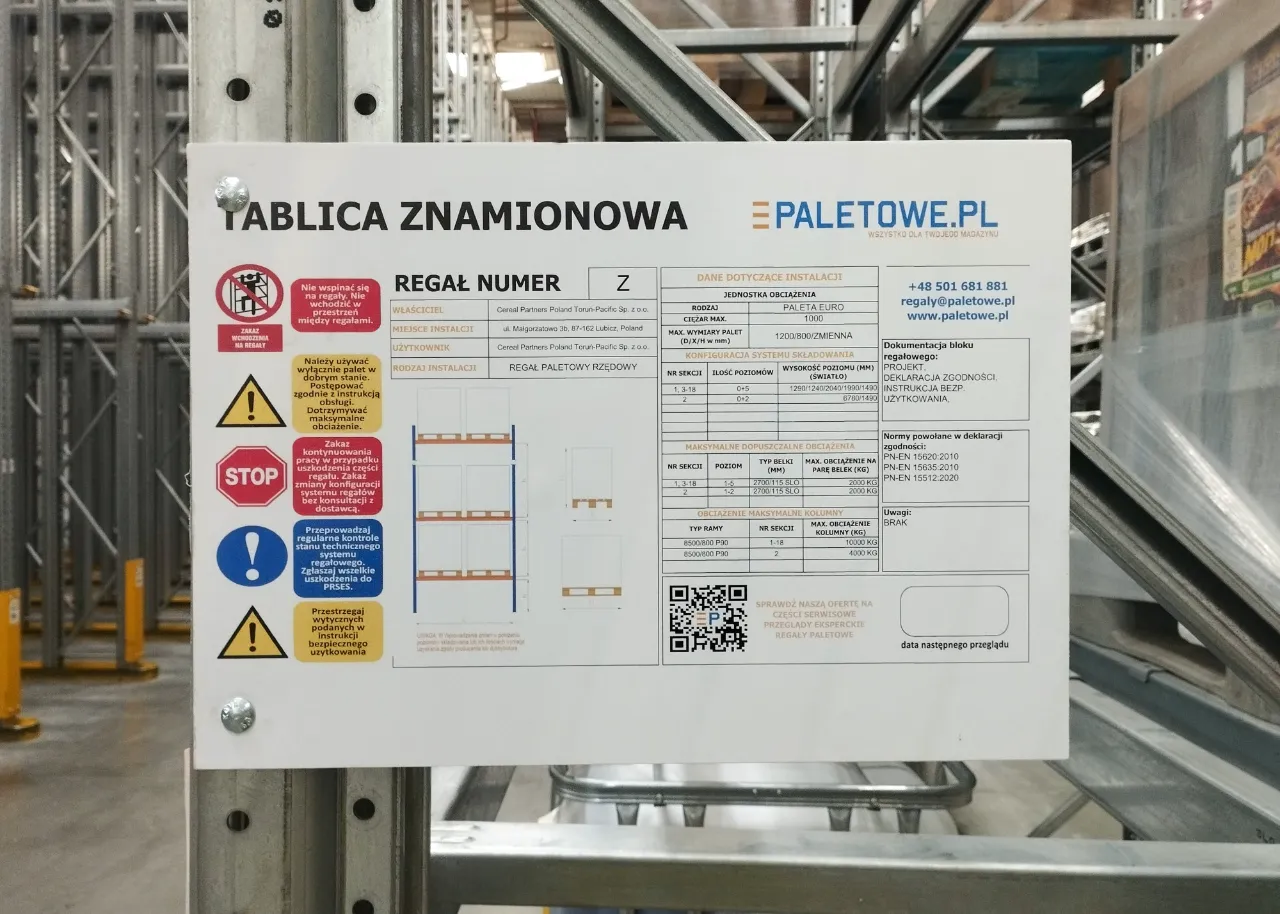 NESTLE - CEREAL PARTNERS POLAND TORUŃ-PACIFIC: Tablica znamionowa regału paletowego z danymi instalacyjnymi, ostrzeżeniami i kodem QR.